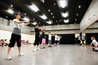 キレのあるダンスを見せる指名候補者たち=東京都大田区