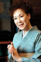 インタビューに答える島倉千代子さん=2003年10月、東京・赤坂