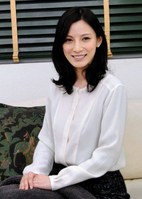 笑顔で結婚を明かした加藤あい=都内