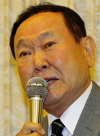 10日の謝罪会見で「仕事をください」と訴えた板東英二