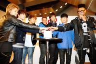 点灯式を行ったGENERATIONS(左から小森隼、白濱亜嵐、数原龍友、中務裕太、片寄涼太、佐野玲於、関口メンディー)