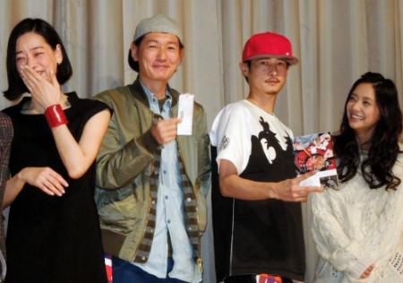 笑いの絶えない舞台あいさつとなった（左から）市川実日子、井浦新、窪塚洋介、倉科カナ