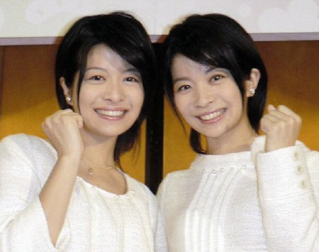 姉の三倉茉奈（左）と妹の佳奈