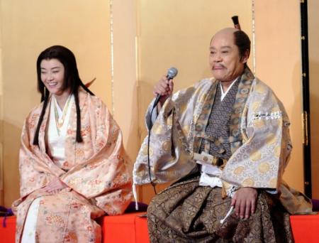 ドラマ「影武者　徳川家康」製作発表で観月ありさ（左）ら共演者をトークで笑わせる西田敏行（右）