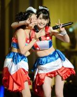 佐藤優樹(左)と肩を組んでピースをする道重さゆみ=日本武道館