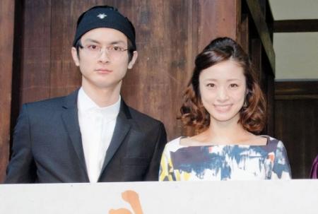 映画「武士の献立」のイベントに出席した（左から）高良健吾、上戸彩＝京都・二条城