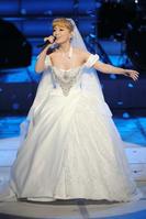 NHK紅白歌合戦にウエディングドレス姿で登場した浜崎あゆみ=10年12月31日