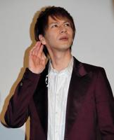 声援が聞こえないと耳元に手を当てるJOY=東京・新宿バルト9