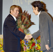 今月１８日が誕生日のビートたけし（左）が田村正和から祝福の花束を渡され握手をかわす＝東京六本木のテレビ朝日（撮影・園田高夫）