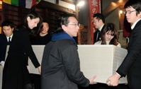 故淡路恵子さんの棺を運び込む長男の島英津夫(中央)ら親族と葬儀関係者=東京・池袋の仙行寺(撮影・北野将市)