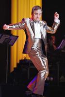 軽快なダンスを披露する西郷輝彦=東京・中野サンプラザ