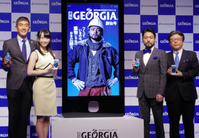 発表会に出席した(左から)日本コカ・コーラの和佐高志コーヒーカテゴリー副社長、松井玲奈、山田孝之、KADOKAWAの佐藤辰男代表取締役社長