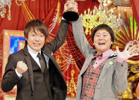 「ＴＨＥ　ＭＡＮＺＡＩ」優勝でブレークするも、ギャラが前月より１２万円しか増えていないと毒づいた村本大輔（左）