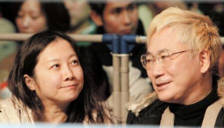 熱愛宣言している漫画家の西原理恵子（左）と高須克弥氏（撮影は２０１２年１２月）