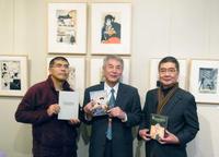 手塚さんの原画をバックに並ぶ(左から)映画「ブッダ2」の小村敏明監督、手塚プロダクションの松谷孝征社長、東映アニメーションの森下孝三副会長=フランス・パリ市内のギャラリー「バルビエ&マトン」