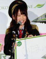 自信なさげな薄い字で、日産スタジアムの最寄り駅を「さいたま」と記入した川栄李奈=神奈川・横浜の東日本旅客鉄道株式会社横浜支社