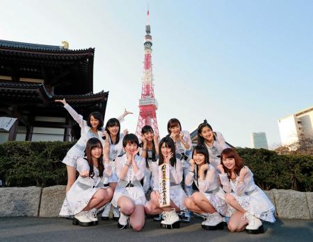 　５５周年を迎えた東京タワーをバックに５５枚目シングル１位を祈願したモーニング娘。’１４＝東京・増上寺