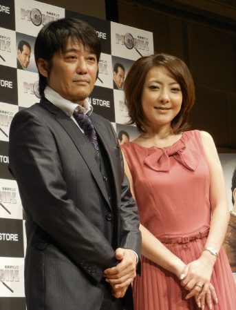 西川史子に「電話番号を交換しましょう」と呼びかけた坂上忍（左）