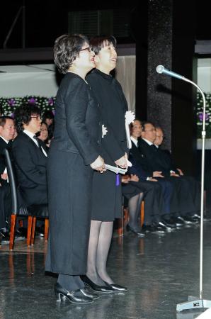 　永井一郎さんへお別れのあいさつをする加藤みどり（左）と冨永みーな＝東京・青山葬儀所