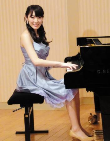 ピアノの生演奏を披露したＡＫＢ４８の松井咲子