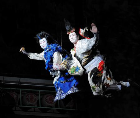 　スーパー歌舞伎２の舞台稽古で宙乗りを披露する市川猿之助（左）と佐々木蔵之介＝東京・新橋演舞場