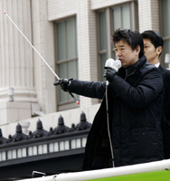 選挙カーの上で、都構想解説用の指示棒を掲げる橋下徹氏=大阪・難波