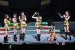 オーディション開催発表に呆然とする鞘師里保（右から２番目）などモーニング娘。‘14メンバー＝東京・オリンパスホール八王子