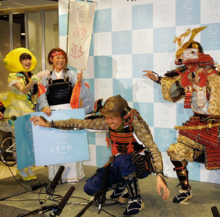 よろいを着けたアンガールズ（右から１、２人目）の「ジャンガジャンガ」に爆笑する友近、市川美織（同３、４人目）＝東京・丸の内のＫＩＴＴＥ