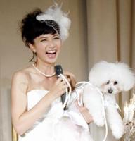 愛犬「はんなちゃん」にも花嫁衣装を着せて、ウエディングドレス姿で登場した安田美沙子