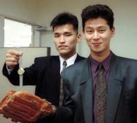 伝説の漫才コンビ「ベイブルース」。左が亡くなった河本栄得さん、右が高山トモヒロ=90年撮影