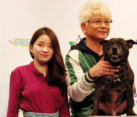 次女・桃子さん（左）、愛犬のＧＯＣＯと登場し、デレデレだった哀川翔