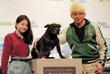 家族でイベントに登場した哀川翔（右端）、次女の桃子さん（左）、愛犬のＧＯＣＯ＝東京・代官山ヒルサイドプラザ