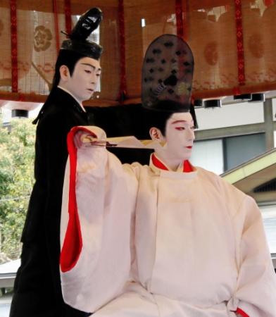 「光源氏」に扮し、境内の舞殿で奉納舞を舞踏する市川海老蔵（右）。左は坂東亀三郎＝京都・八坂神社