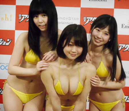 「ミスアクション２０１４」のグランプリに輝いた（左から）栗田恵美、水月桃子、木内くるみ＝東京・日本出版クラブ会館