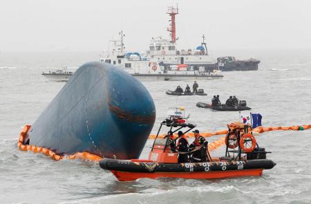 　船体の一部を海面にのぞかせる旅客船の周辺に集まった救助船やボート＝韓国南西部・珍島沖（ゲッティ＝共同）