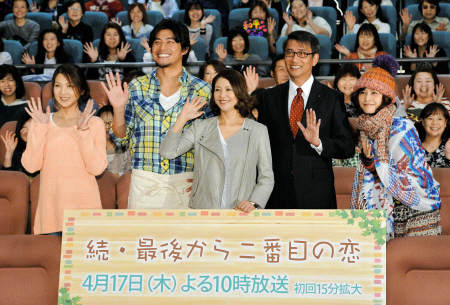 完成披露試写会での（左から）飯島直子、坂口憲二、小泉今日子、中井貴一、内田有紀