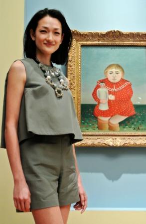 アンリ・ルソー作「人形を抱く子ども」などの絵画を鑑賞した冨永愛