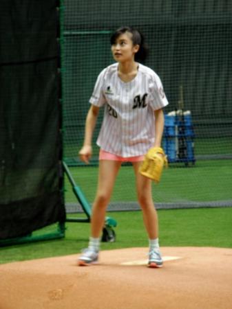 始球式を前に、キャッチボールで特訓するタレント・小島瑠璃子＝ＱＶＣマリン室内練習場