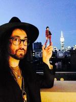 主人公・草薙素子のフィギュアを手にご満悦のショーン・レノン=米ニューヨーク(撮影・本田ゆか)