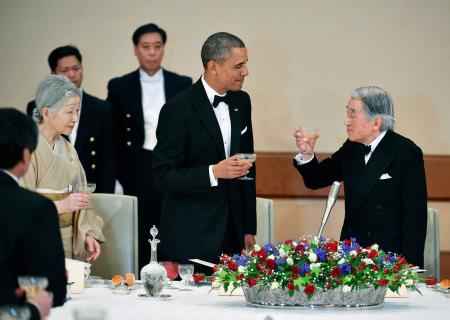 　宮中晩さん会で、天皇、皇后両陛下と乾杯するオバマ米大統領＝皇居・宮殿（代表撮影）