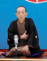 1日に復帰した高座で、患部に手を当てながら病状を説明する桂歌丸