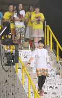 昨年の24時間テレビで村上知子(右)、黒沢かずこ(右から2人目)らに激励されながらゴールを目指す大島美幸(手前)