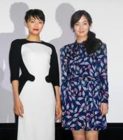 舞台あいさつを行った榮倉奈々(左)と高梨臨=大阪市内