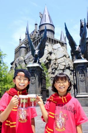 ホグワーツ城の前で、バタービールで乾杯する加藤清史郎くん（左）と妹の智恵里ちゃん＝大阪・ＵＳＪ