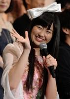 初日舞台あいさつでアピールするももいろクローバーZの佐々木彩夏=東京・新宿バルト9