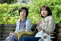 ドラマ「神戸在住」から。竹下景子(左)と藤本泉