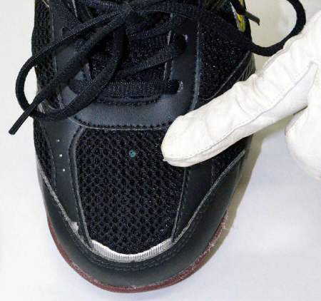 　内藤孝彦容疑者が販売した、隠しカメラが仕込まれた盗撮用の運動靴。指先に見えるのがカメラのレンズ