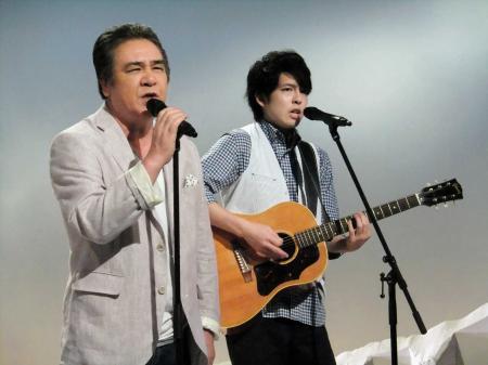 　演歌歌手として初めてフジロックに出演する鳥羽一郎（左）と長男の木村竜蔵