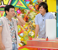 MBS「痛快!明石家電視台」の収録に参加した(左から)明石家さんま、遠藤保仁