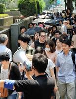 栩内香澄美被告の初公判の傍聴席券を求め、誘導員の指示に従い地裁に入る大勢の人々=東京地方裁判所(撮影・吉澤敬太)